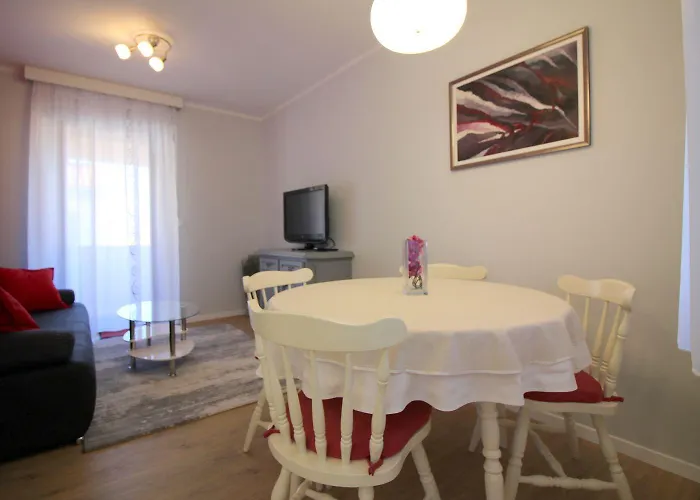 Idyllisches Nur 700 Meter Zum Mit Balkon, Garten, Wifi דירה *
