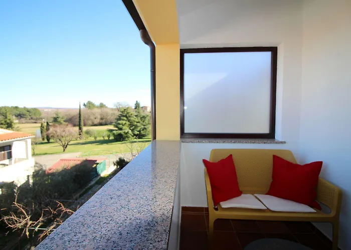 Appartement Idyllisches Nur 700 Meter Zum Mit Balkon, Garten, Wifi Poreč