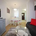 Idyllisches Nur 700 Meter Zum Mit Balkon, Garten, Wifi * Porec