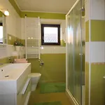 Apartment Idyllisches Nur 700 Meter Zum Mit Balkon, Garten, Wifi Porec