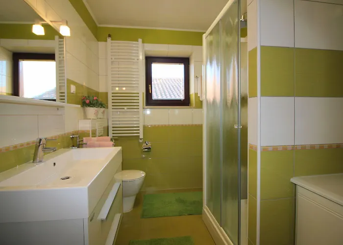 Apartment Idyllisches Nur 700 Meter Zum Mit Balkon, Garten, Wifi Porec