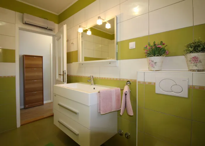 Idyllisches Nur 700 Meter Zum Mit Balkon, Garten, Wifi Porec